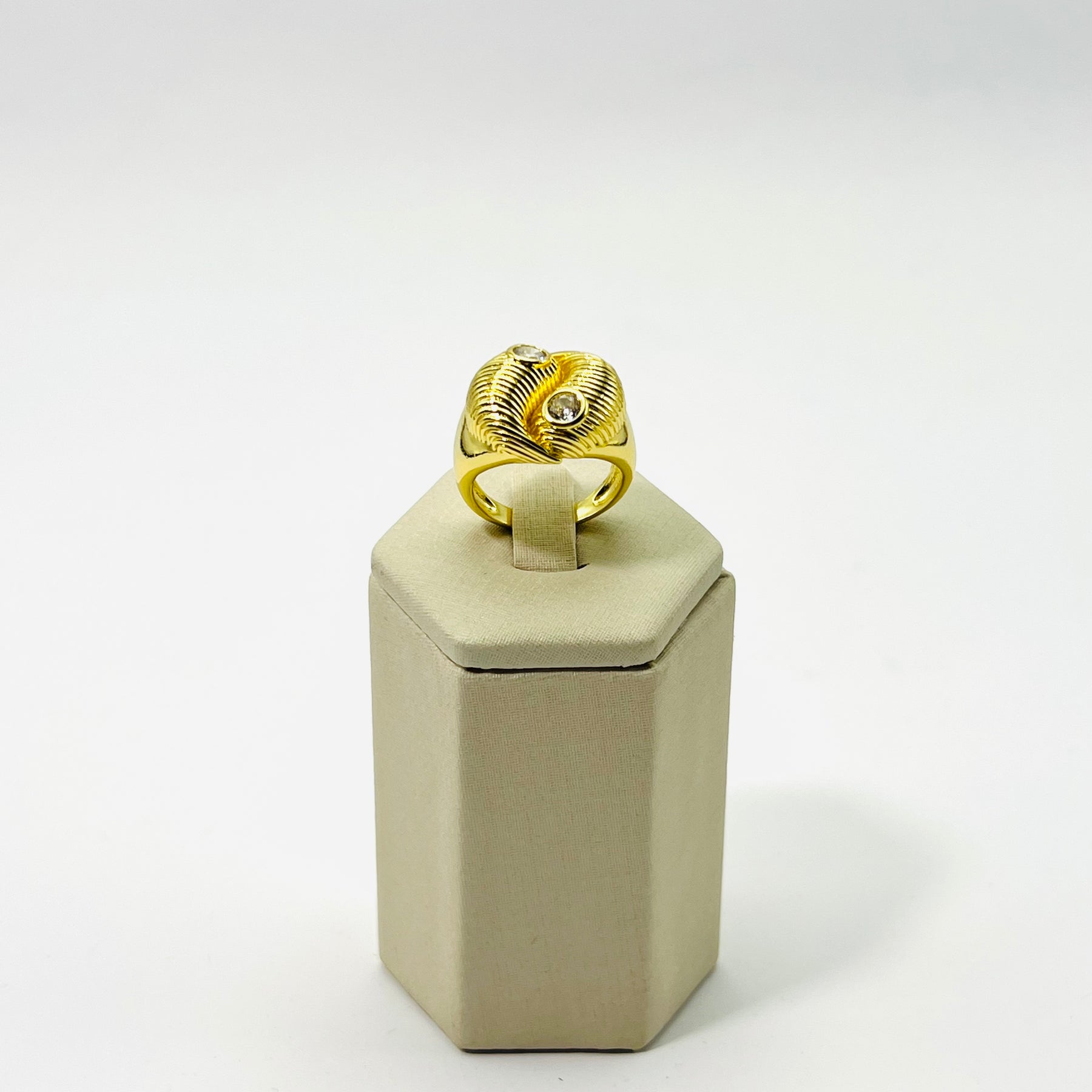 Anel Yin Yang com Zircônias Banhado em Ouro 18K Vasques