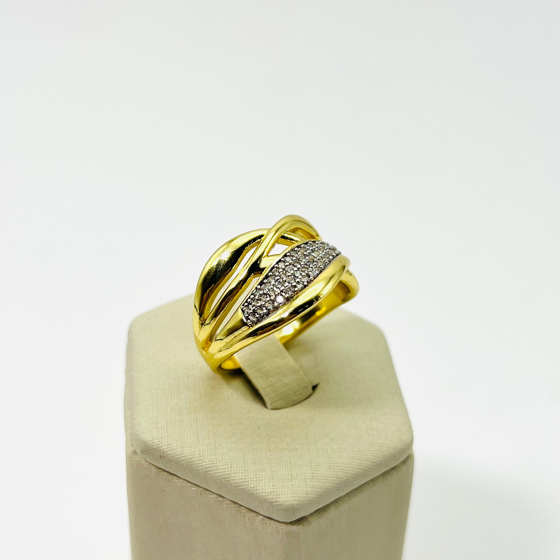 Anel Trançado Cravejado com Zircônias Banhado em Ouro 18K