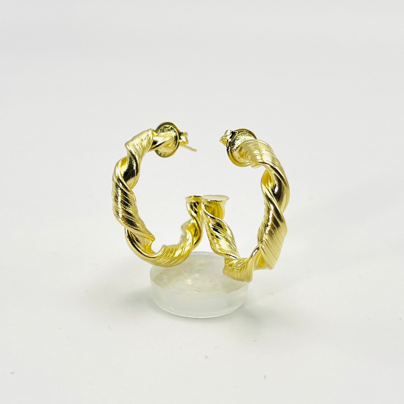 Brinco Argola Torcida Banhado em Ouro 18K Vasques Semijóias