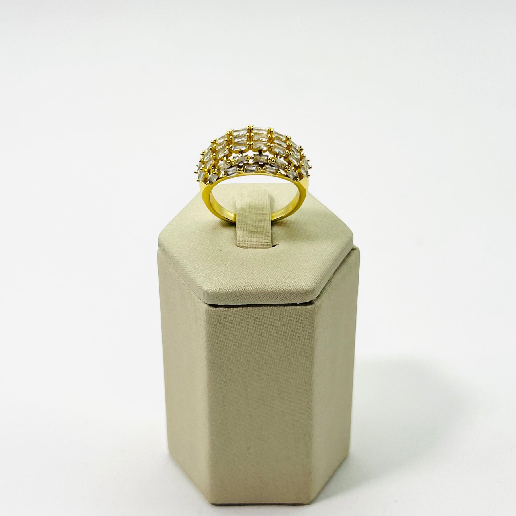 Anel Cravejado Retangular Banhado em Ouro 18K Vasques