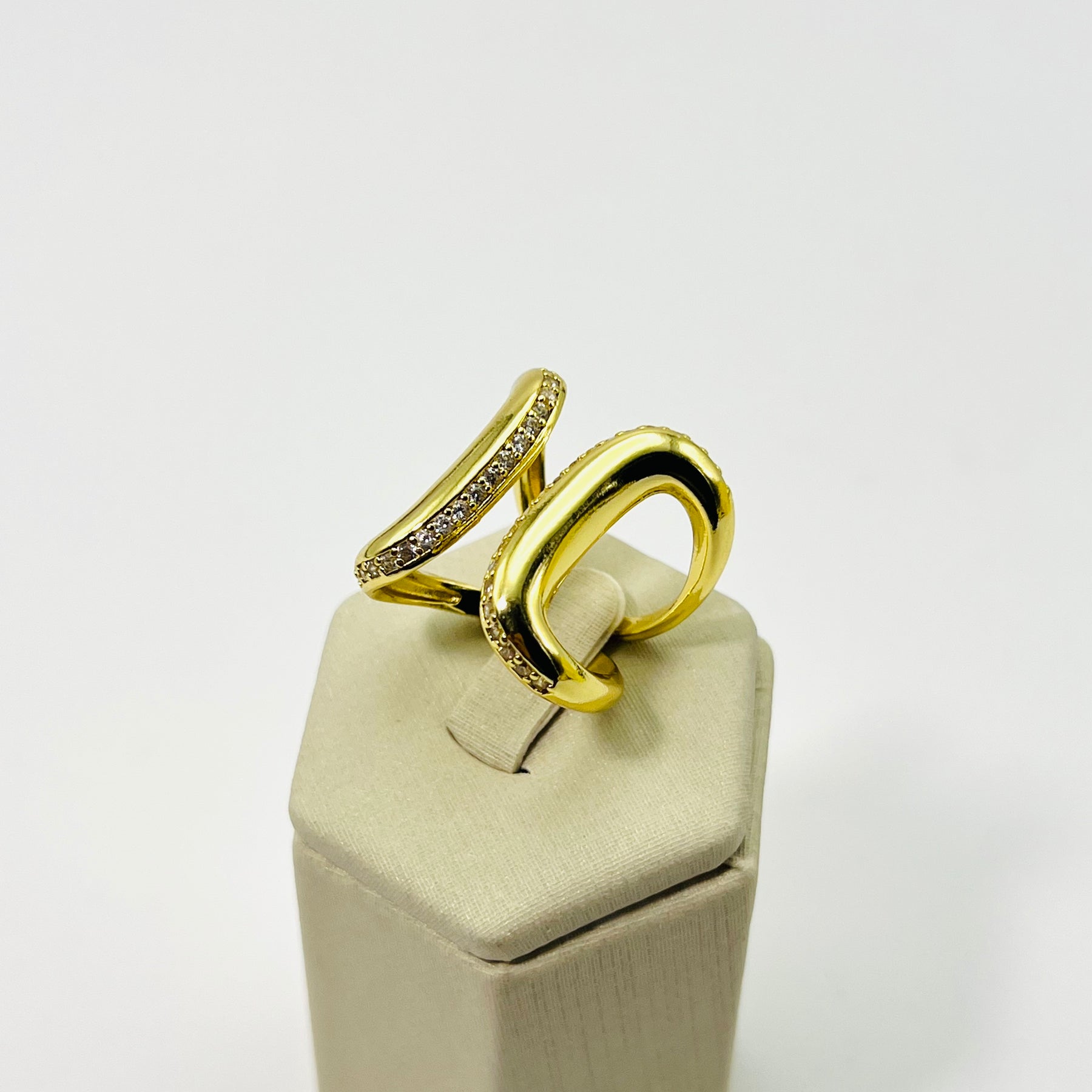 Anel Ondas Craveado com Zircônias