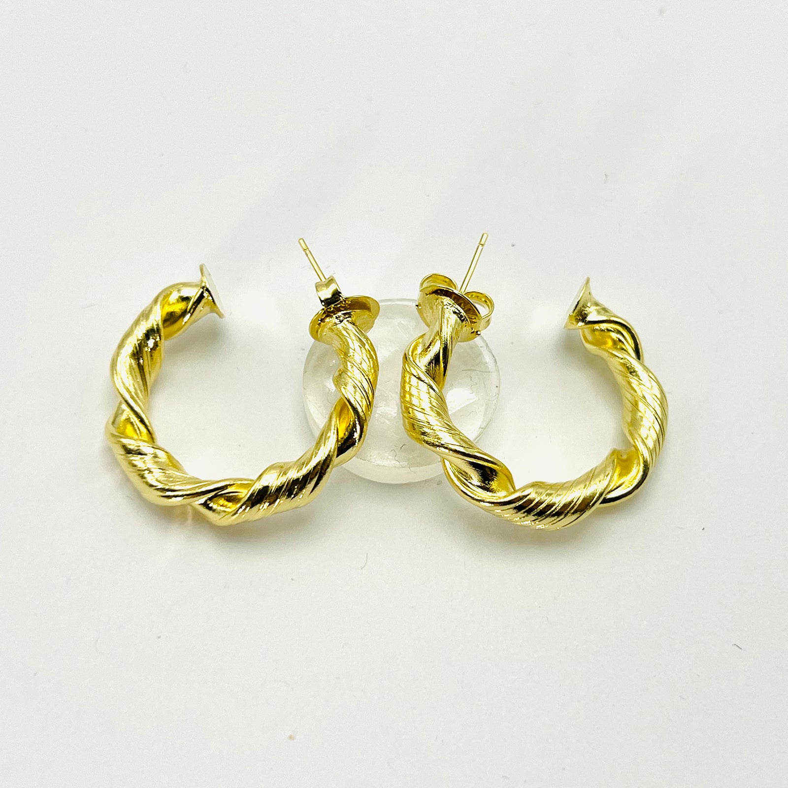 Brinco Argola Torcida Banhado em Ouro 18K Vasques Semijóias