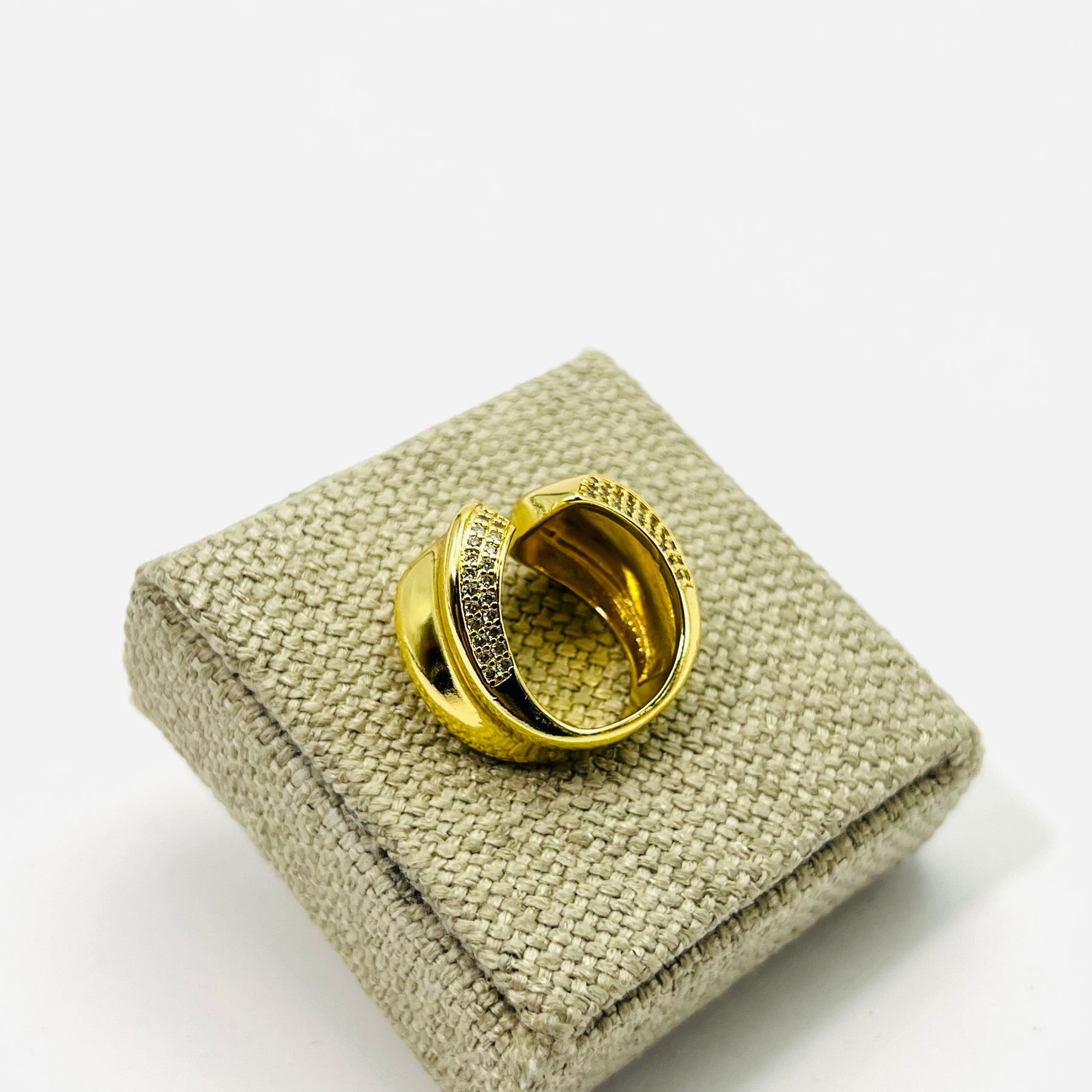 Anel Curvado Cravejado com Zircônias Banhado em Ouro 18K