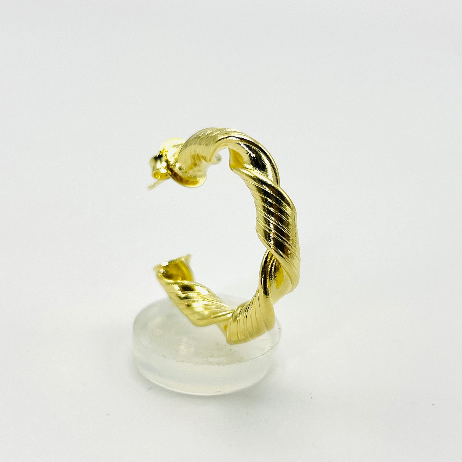 Brinco Argola Torcida Banhado em Ouro 18K Vasques Semijóias