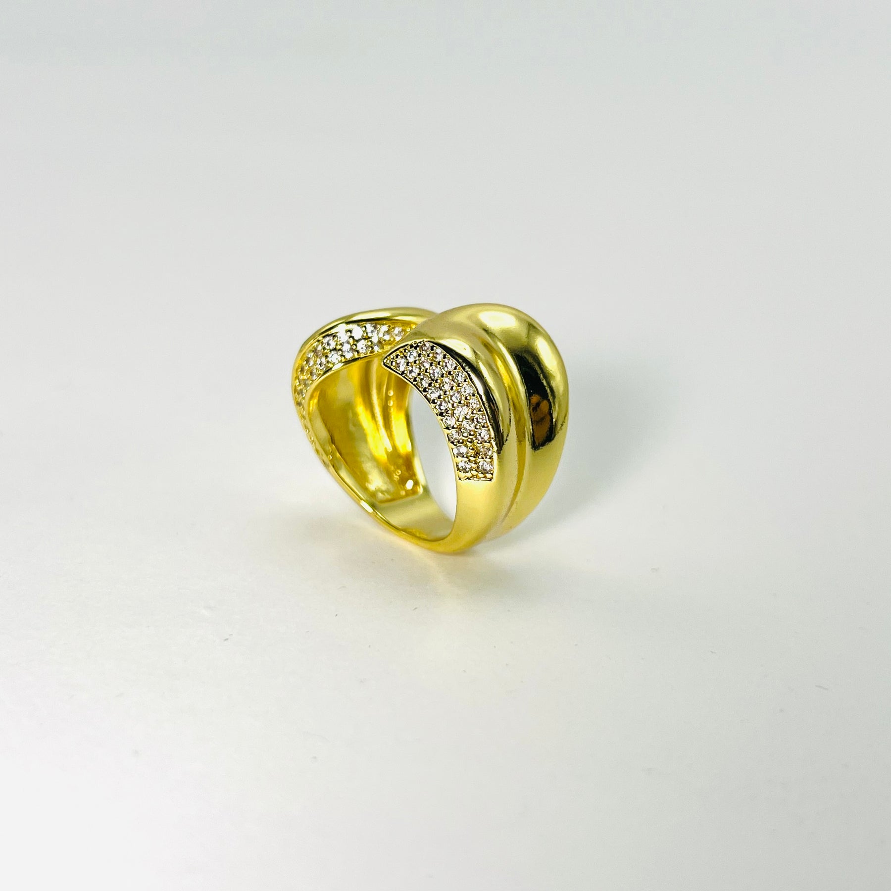 Anel Curvado Cravejado com Zircônias Banhado em Ouro 18K