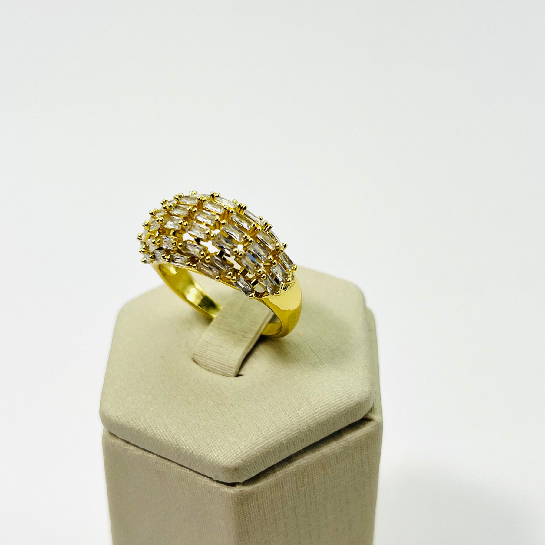 Anel Cravejado Retangular Banhado em Ouro 18K Vasques