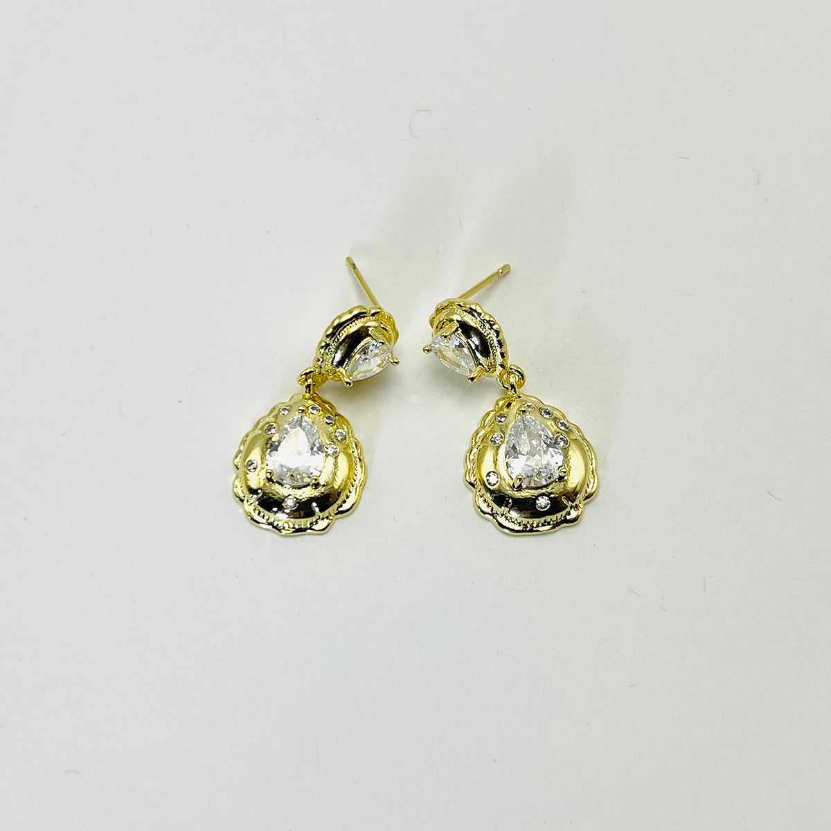 Brinco Gota Dupla com Zircônias Banhado em Ouro 18K Vasques