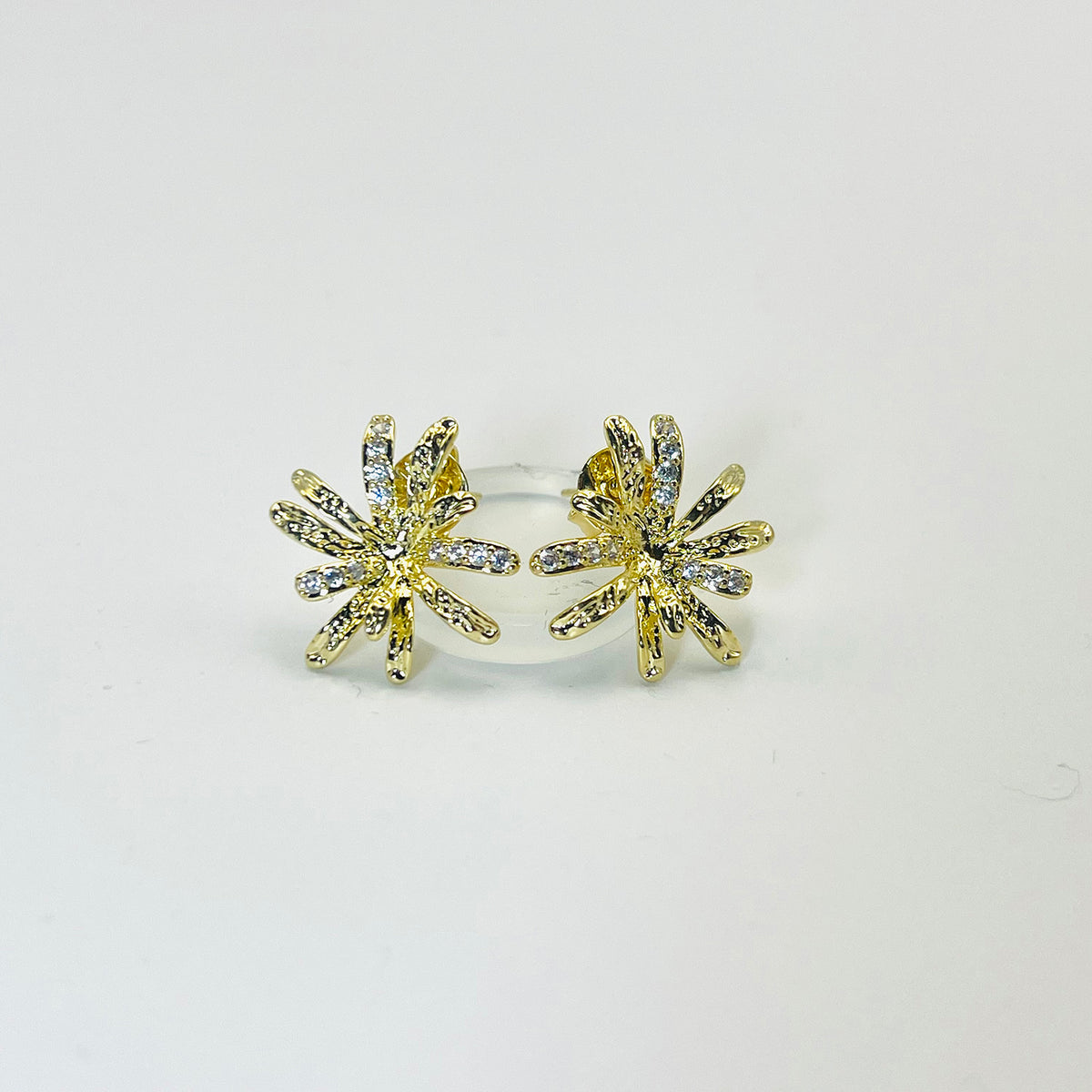 Brinco Flor com Zircônias Banhado à Ouro 18K Vasques