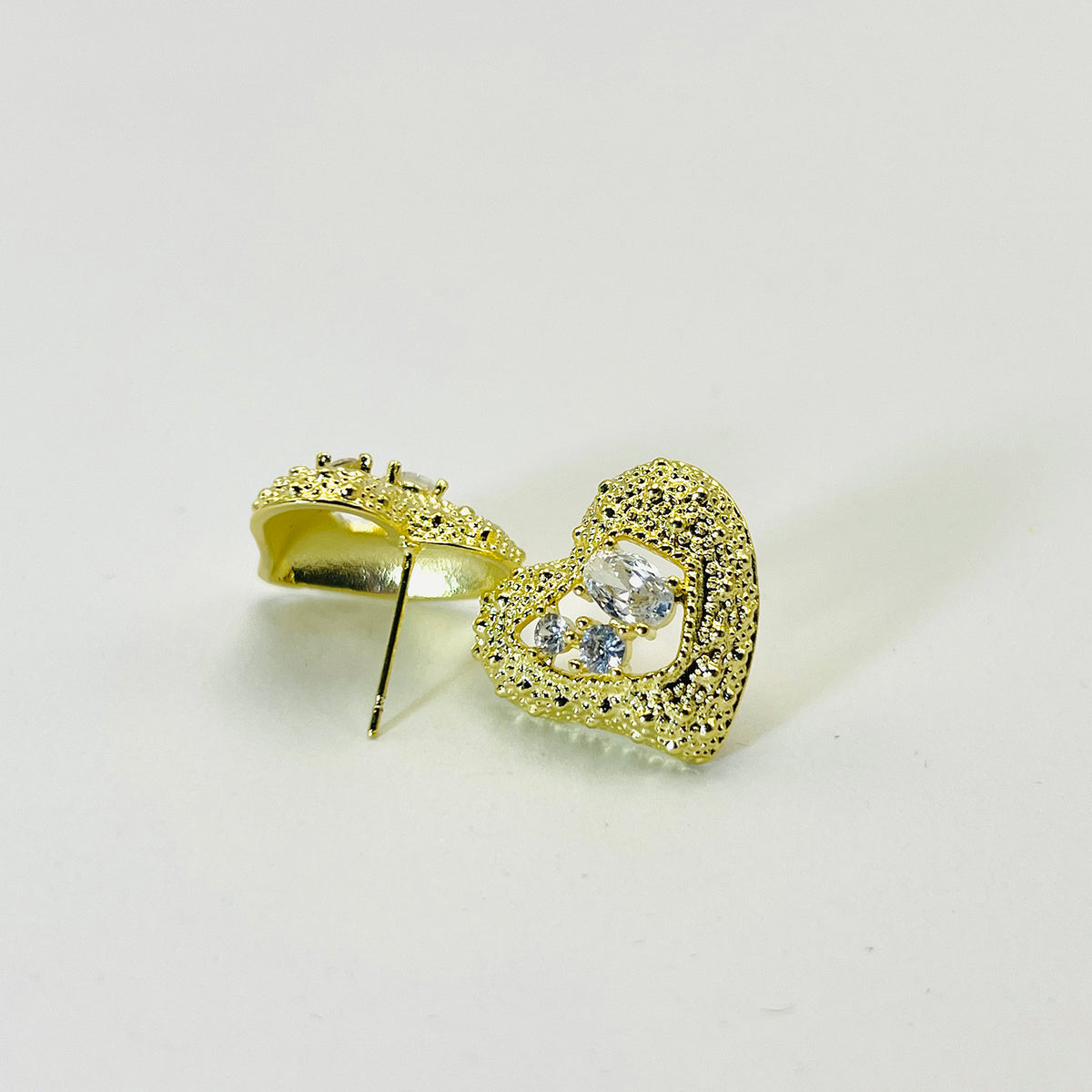Brinco Coração Vazado Banhado em Ouro 18K Vasques Semijóias