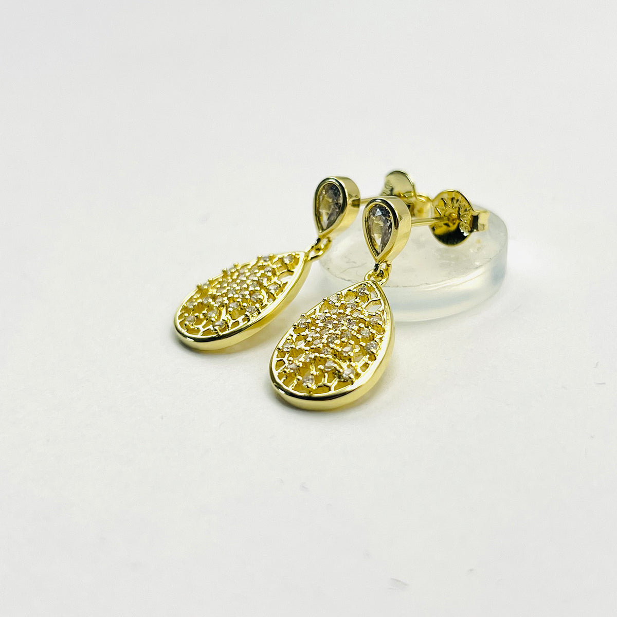 Brinco Gota Cravejado Banhado em Ouro 18K Vasques Semijóias