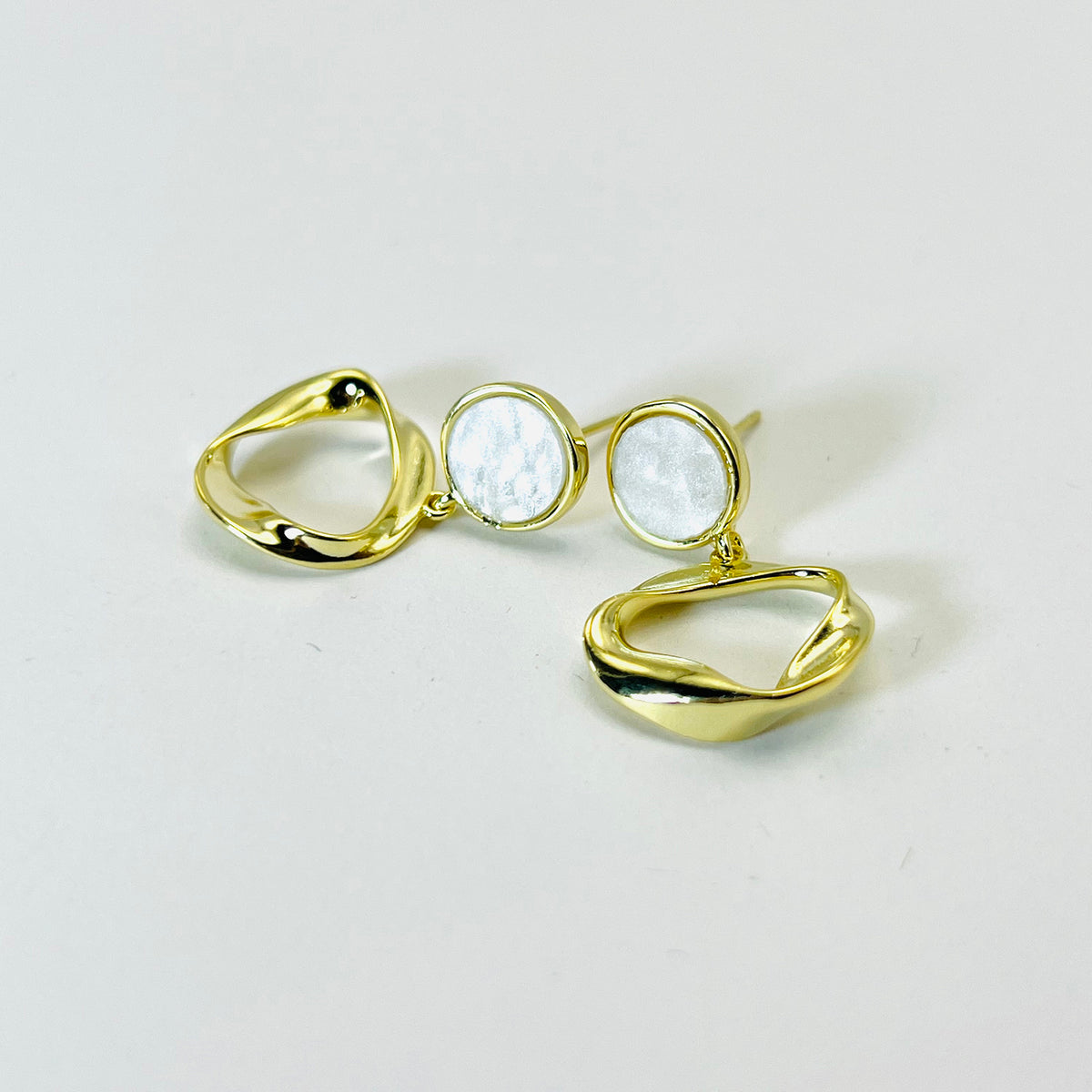 Brinco Círculo com Madre-Pérola Banhado em Ouro 18K