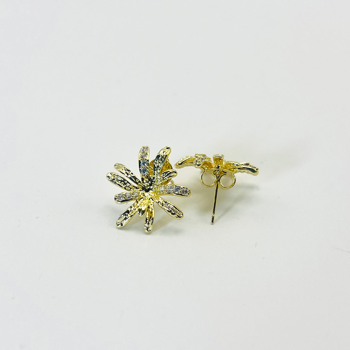 Brinco Flor com Zircônias Banhado à Ouro 18K Vasques