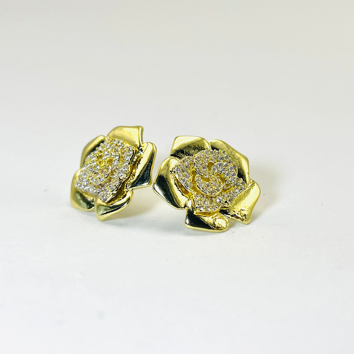 Brinco Rosa Cravejada Banhado em Ouro 18K Vasques Semijóias