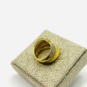 Anel Curvado Cravejado com Zircônias Banhado em Ouro 18K