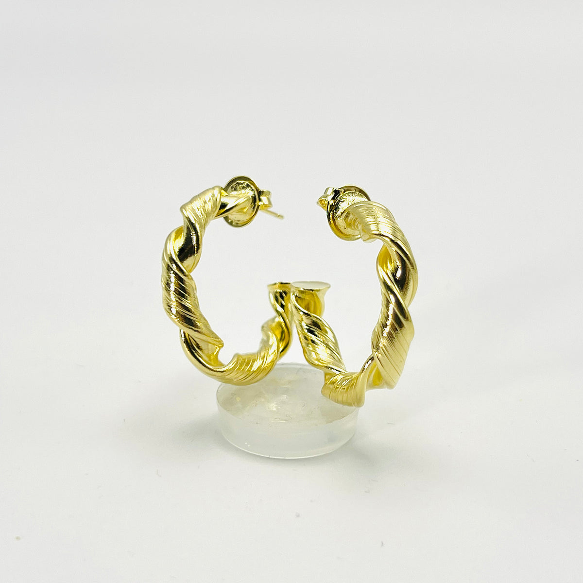 Brinco Argola Torcida Banhado em Ouro 18K Vasques Semijóias