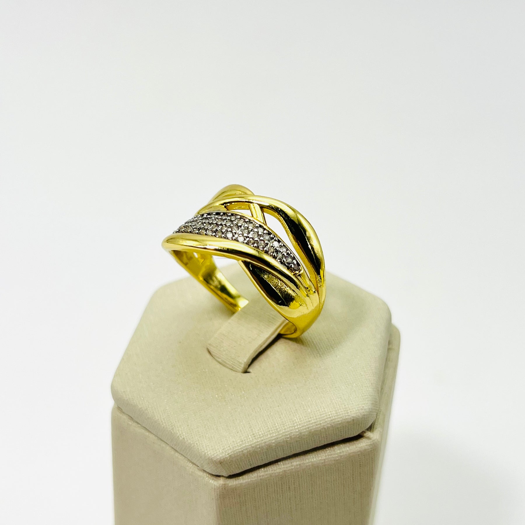 Anel Trançado Cravejado com Zircônias Banhado em Ouro 18K