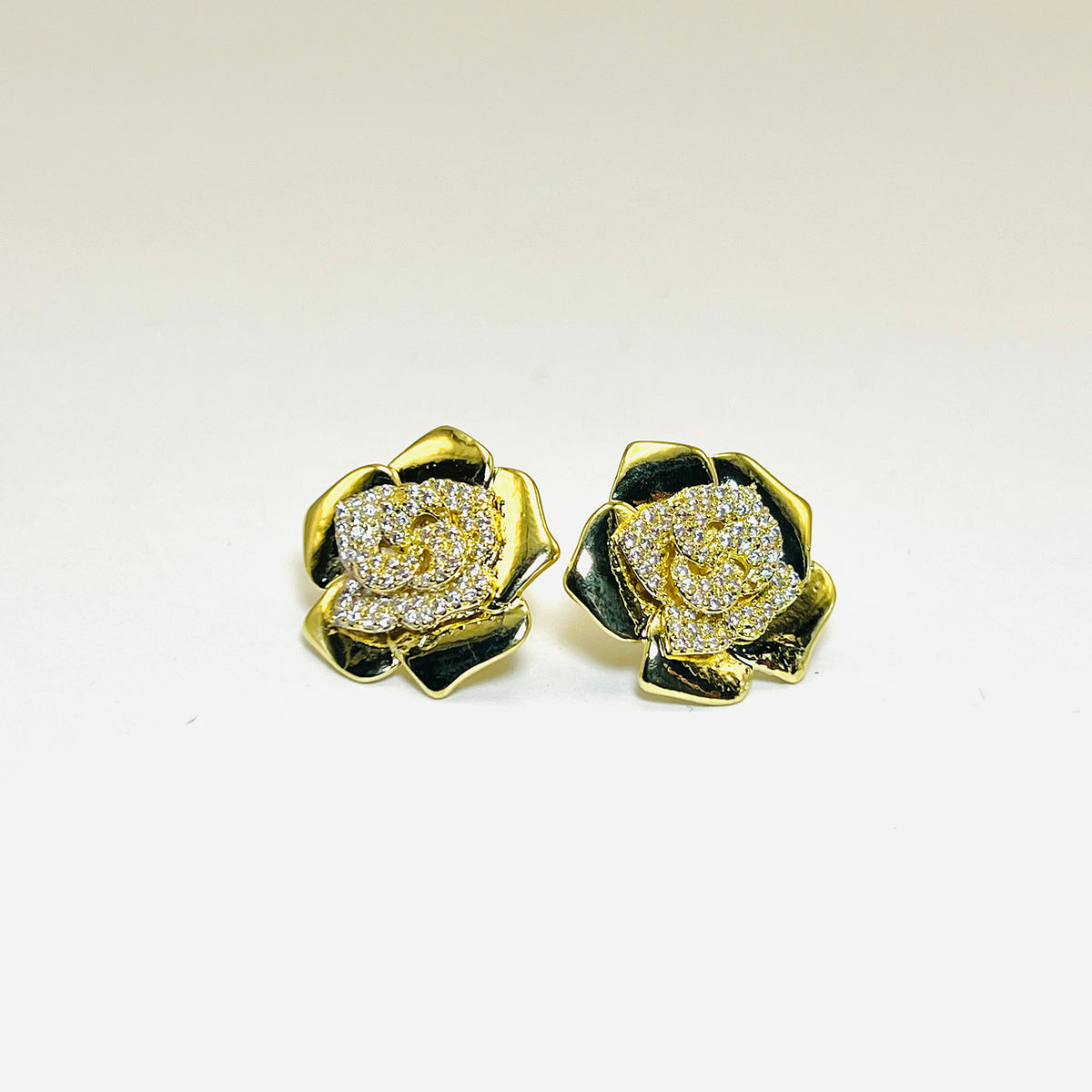 Brinco Rosa Cravejada Banhado em Ouro 18K Vasques Semijóias