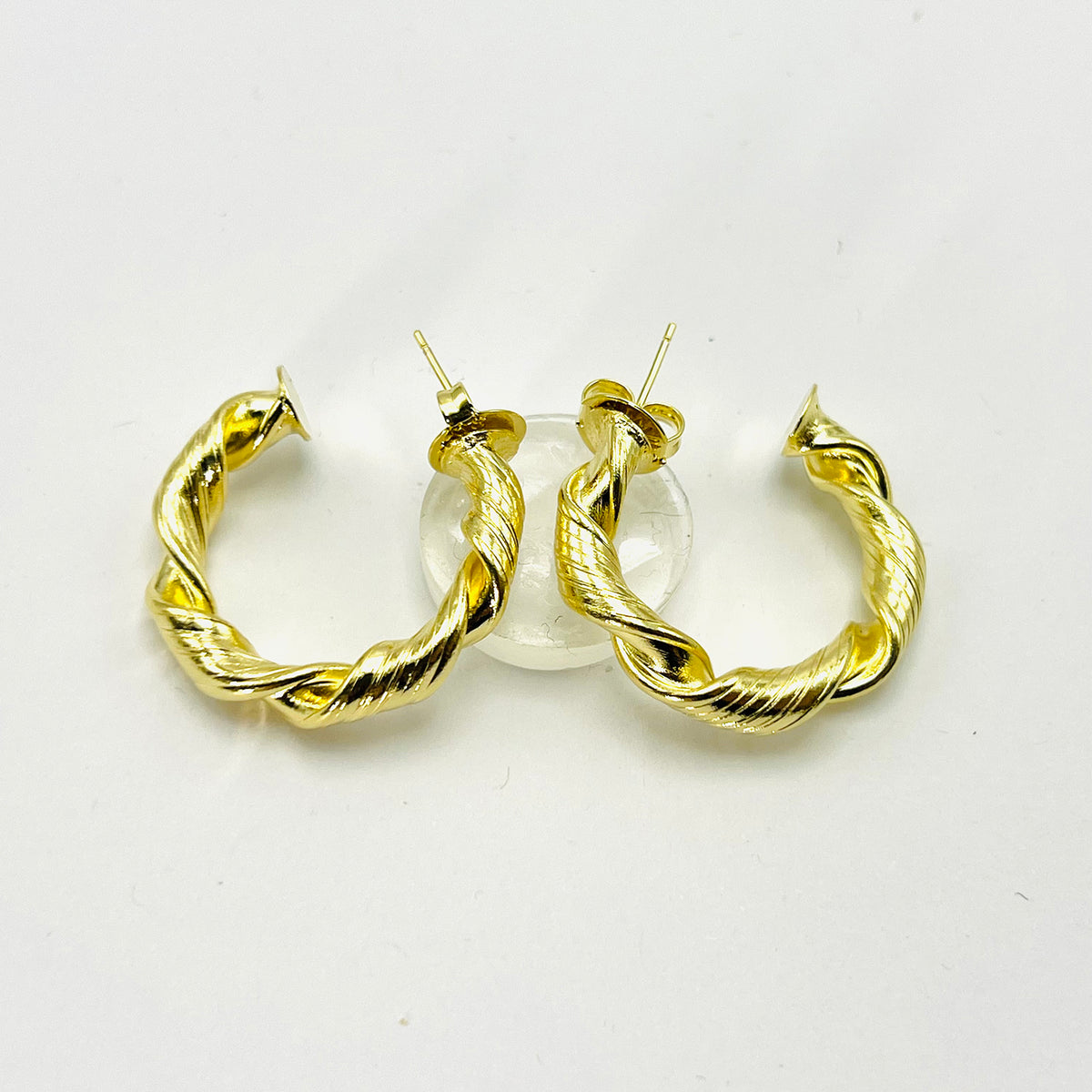 Brinco Argola Torcida Banhado em Ouro 18K Vasques Semijóias