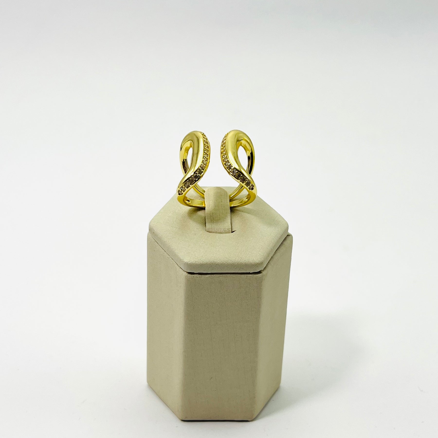 Anel Ondas Craveado com Zircônias