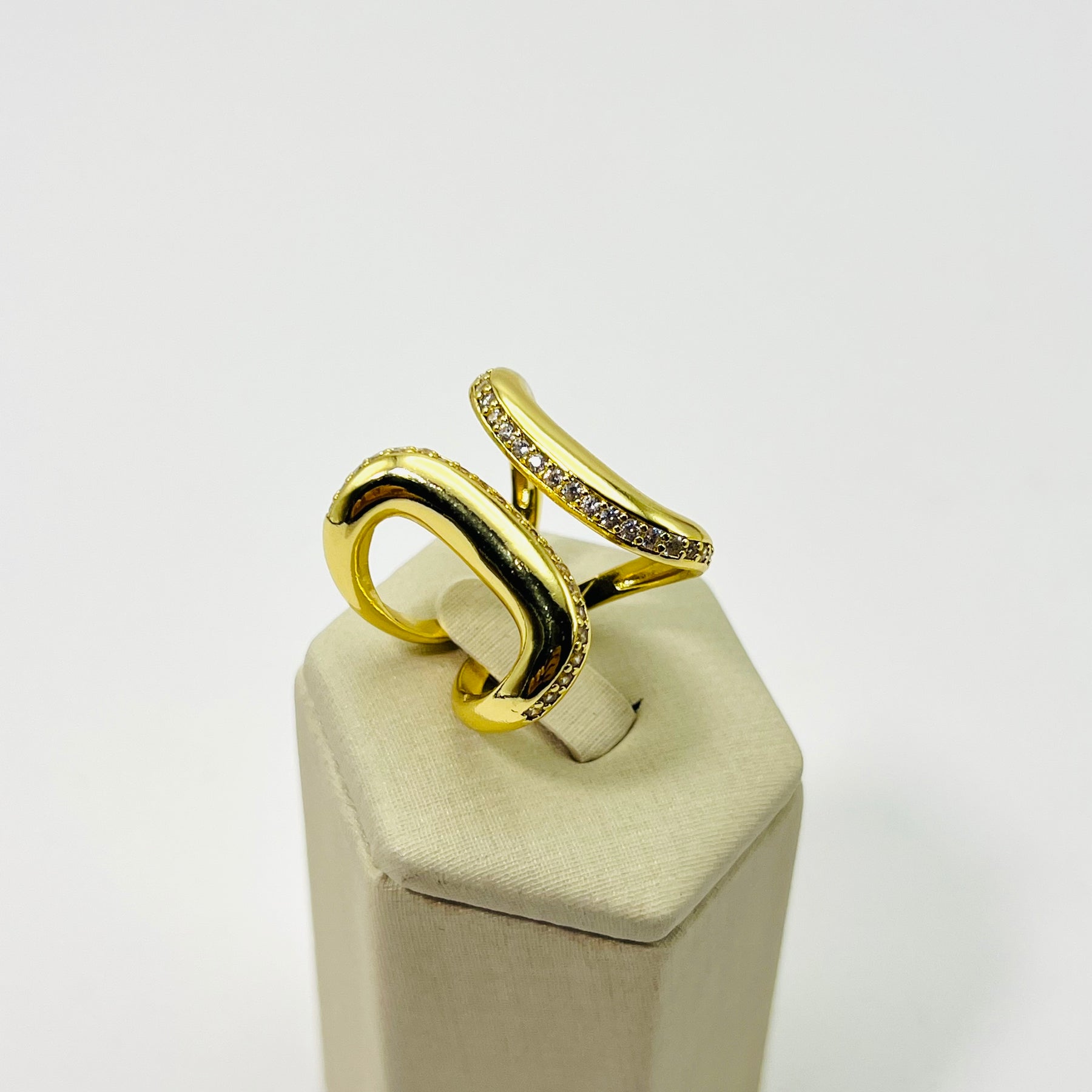 Anel Ondas Craveado com Zircônias