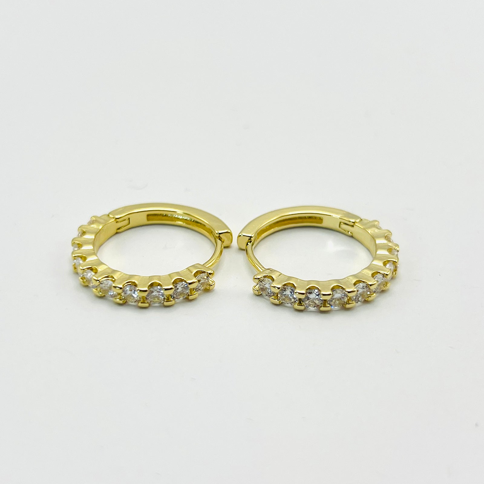 Brinco Argola Cravejada com Zircônias Banhado em Ouro 18K