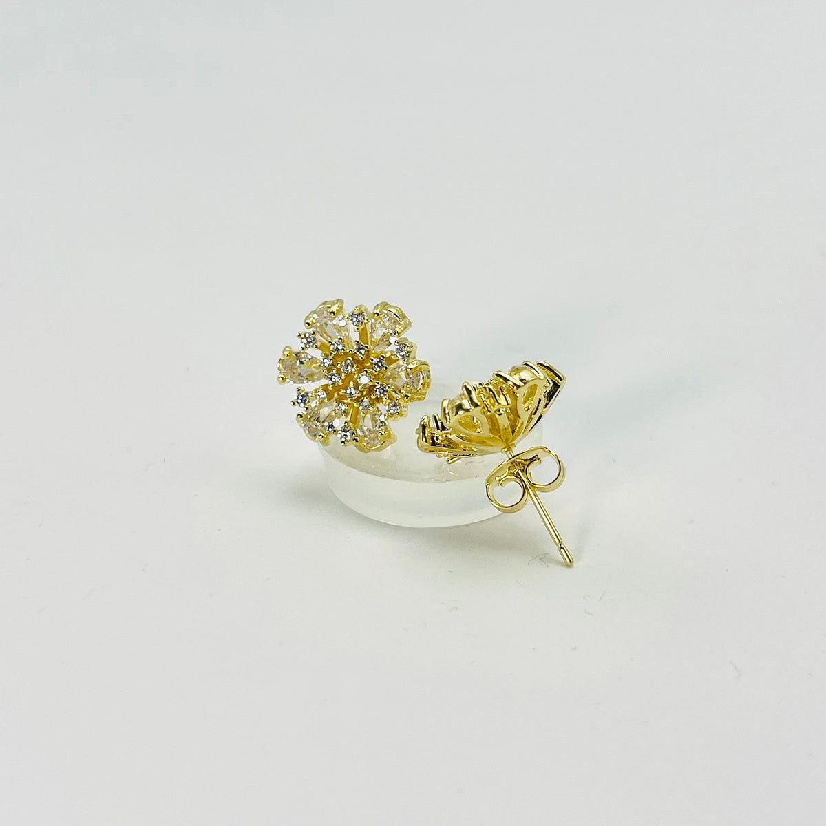 Brinco Flor Cravejado Banhado em Ouro 18K Vasques Semijóias