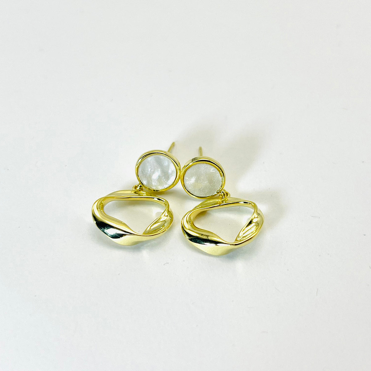 Brinco Círculo com Madre-Pérola Banhado em Ouro 18K