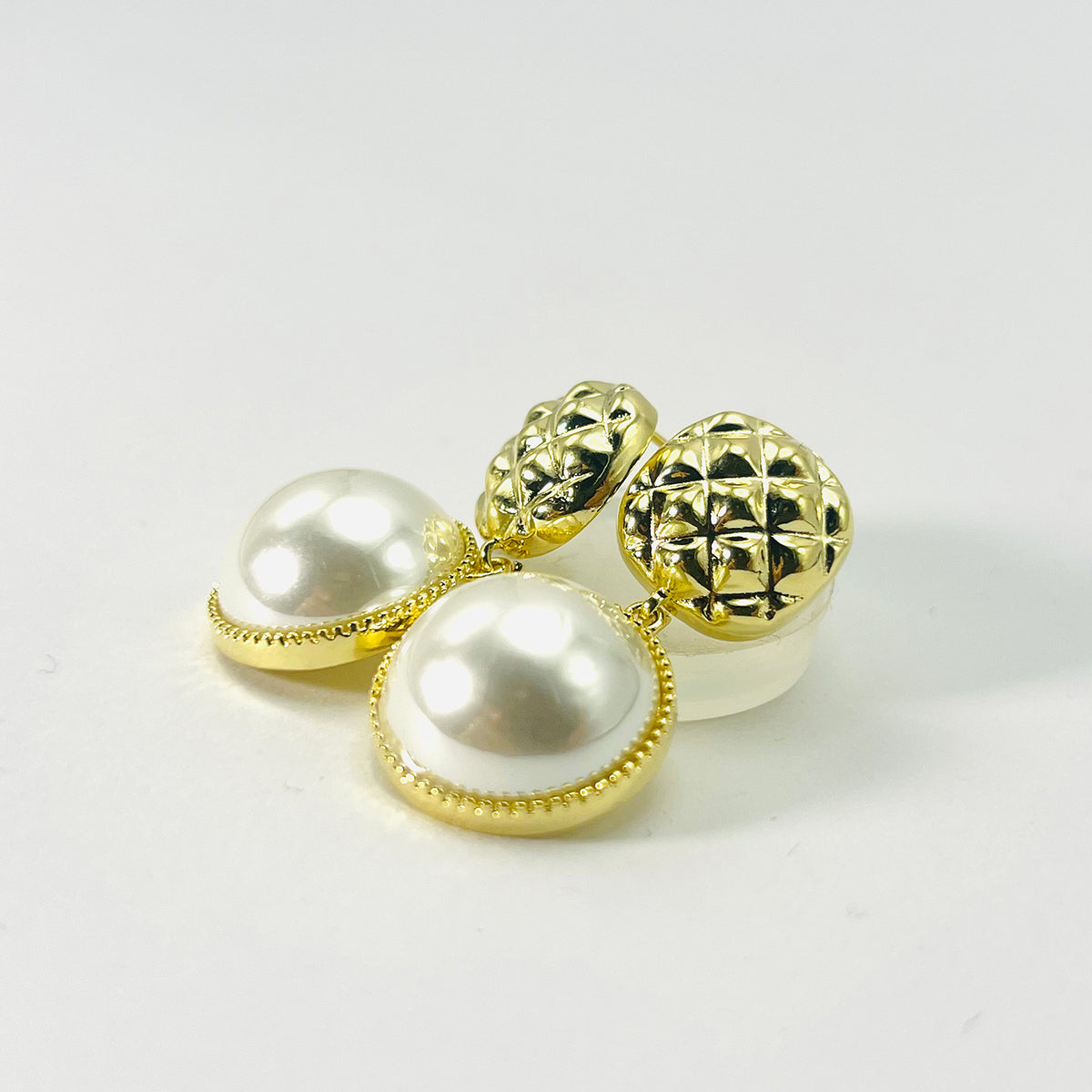 Brinco Pérola com Detalhe Trançado Banhado Ouro 18K Vasques