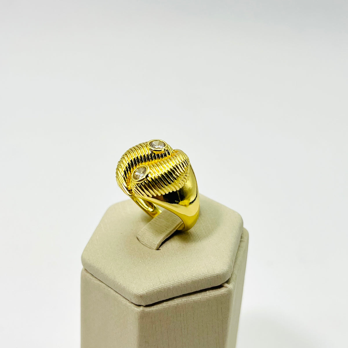 Anel Yin Yang com Zircônias Banhado em Ouro 18K Vasques