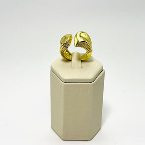 Anel Curvado Cravejado com Zircônias Banhado em Ouro 18K