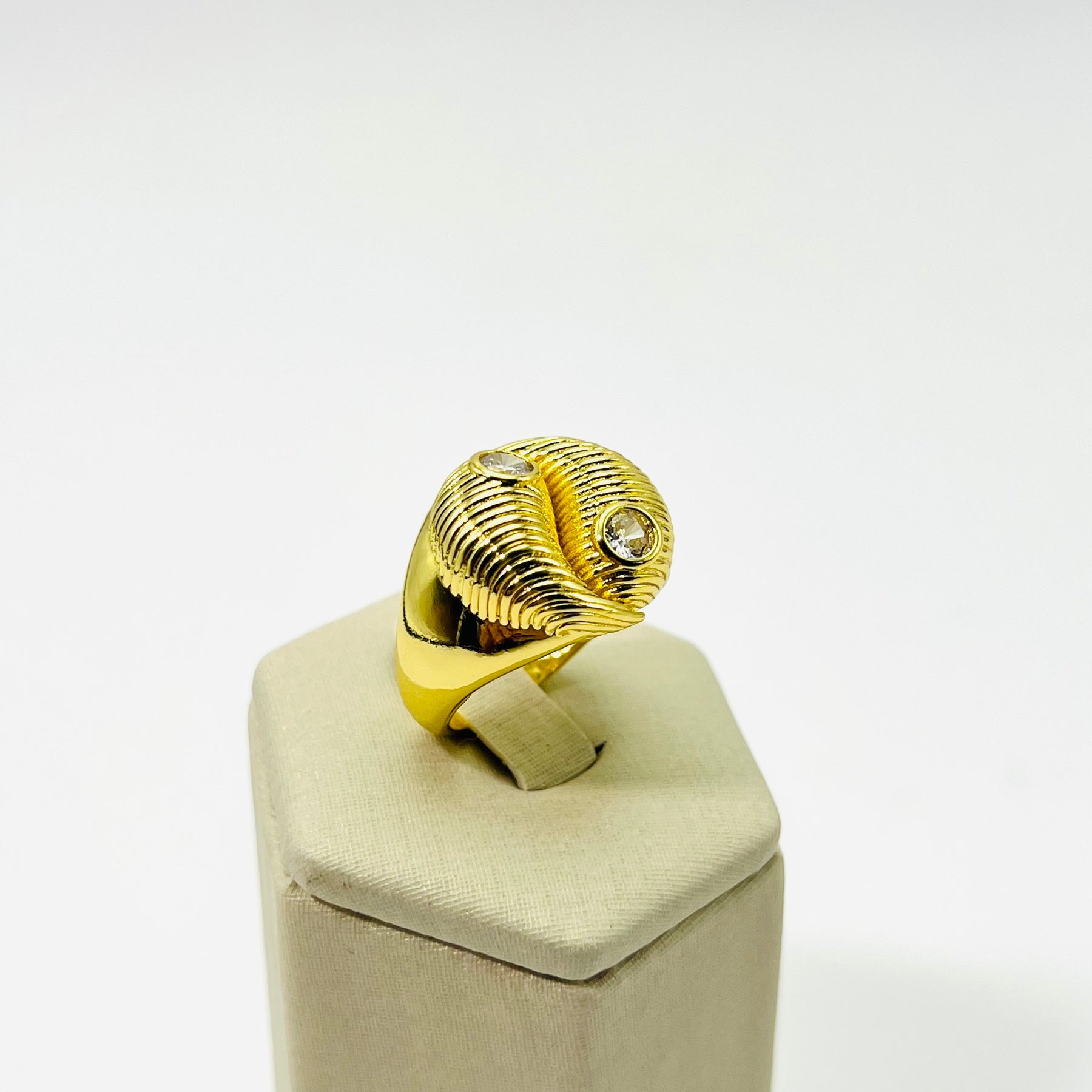 Anel Yin Yang com Zircônias Banhado em Ouro 18K Vasques