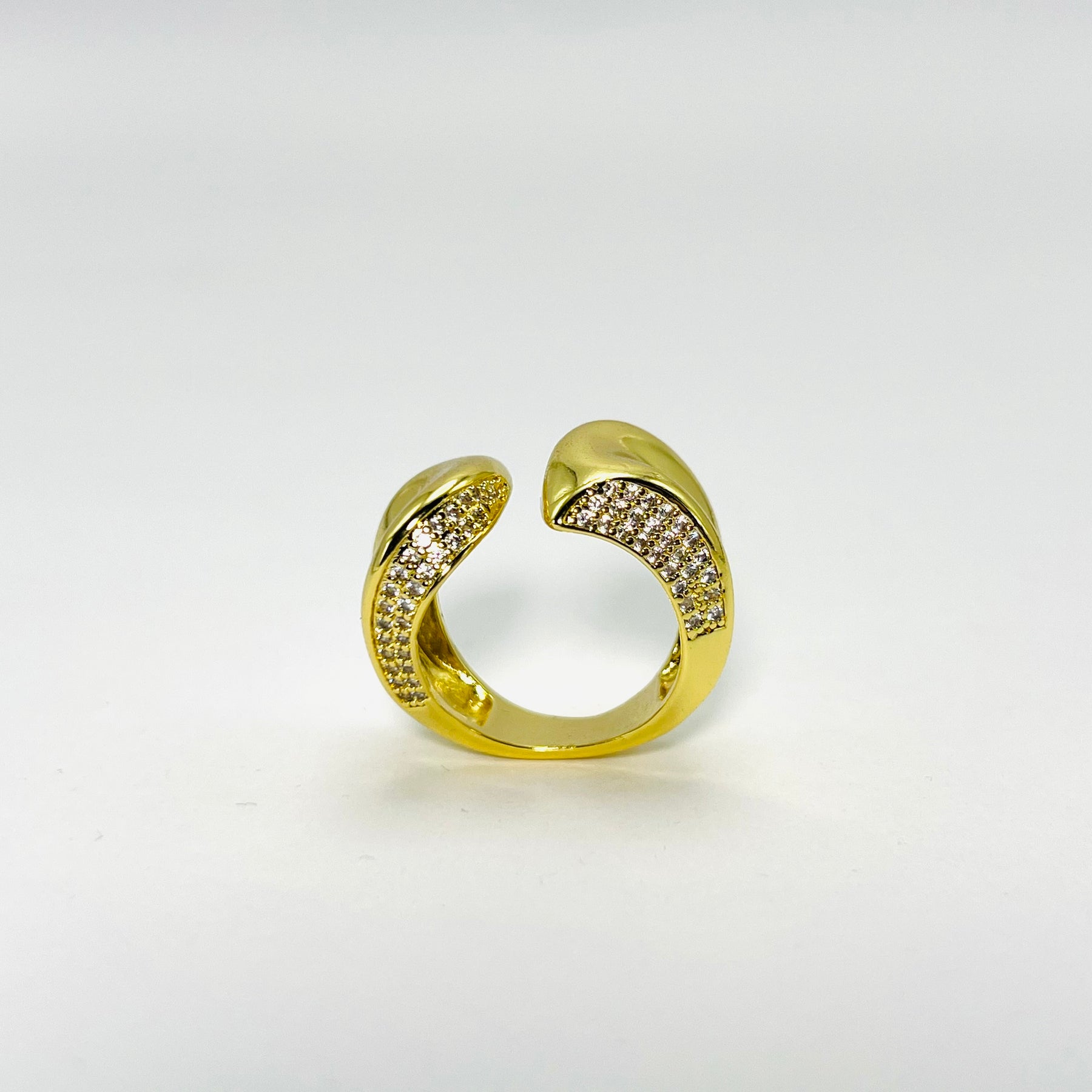 Anel Curvado Cravejado com Zircônias Banhado em Ouro 18K