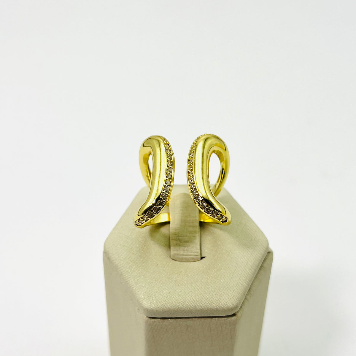 Anel Ondas Craveado com Zircônias